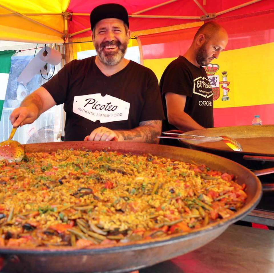 Buenas tardes!
Meet Rube Rivero &amp; Nicolas Arreciado from <a href="/Picoteox/">Picoteo</a> 
We're looking forward to their delicious paella on 27th July!

Grab your tickets to our #Boutique #Comedy #Festival
rocktheatic.com/product/festiv…