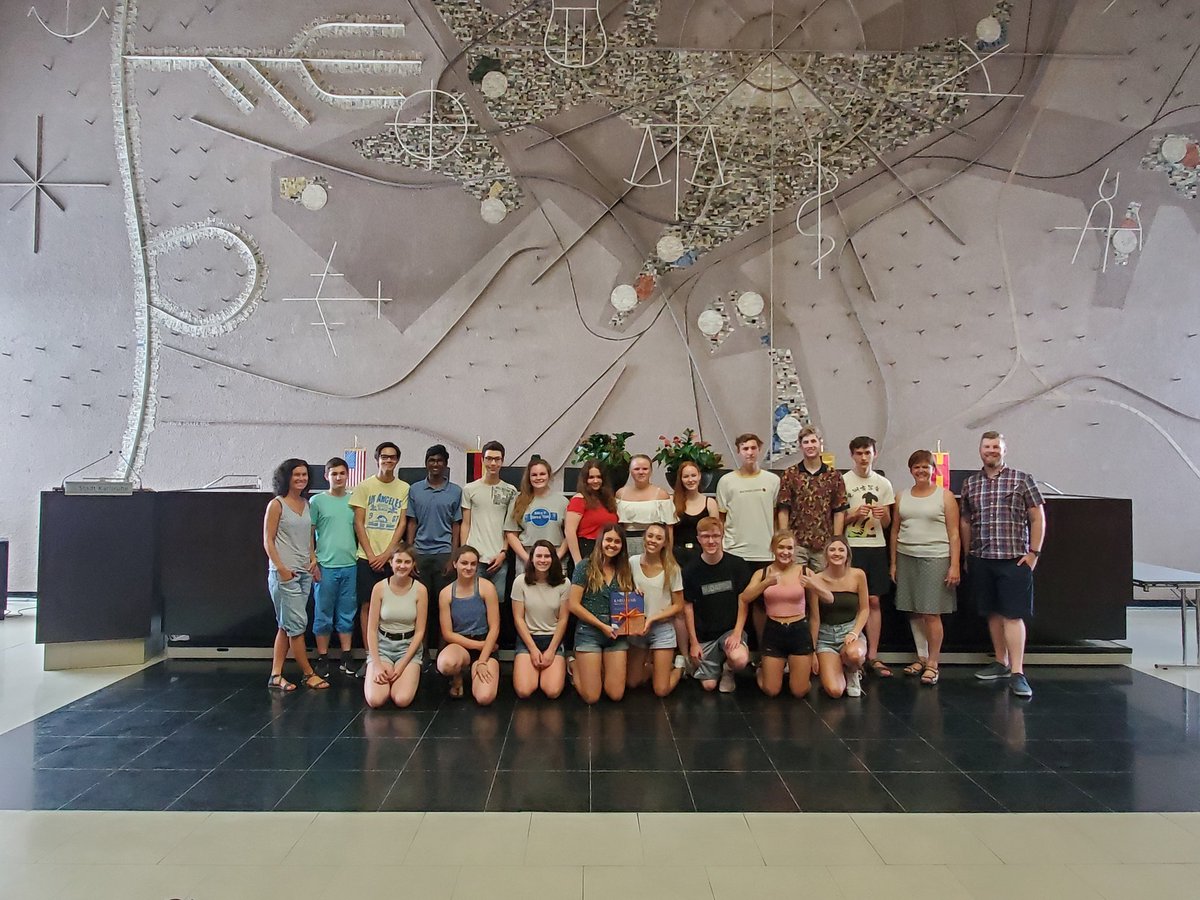HerrProfHiggins's tweet image. Today our 🇺🇲🇩🇪 @GAPP_Exchanges from @PrairieRidgeHS beat the heat for a while at the #karlsruhe Rathaus. We even left a gift for the Burgermeister. Vielen Dank @Stadt_Karlsruhe ! #learngerman #WunderbarTogether @AATGOnline @SKochPR @lcprvp