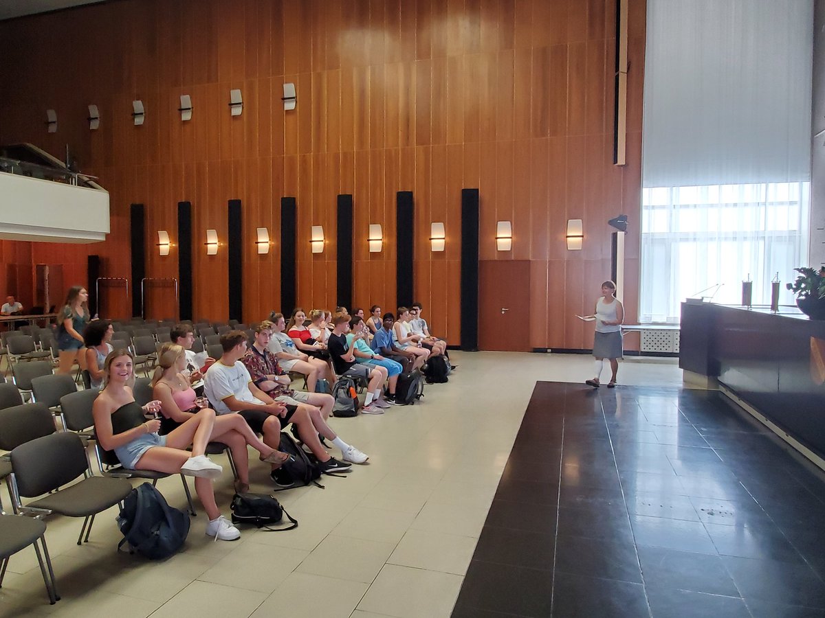 HerrProfHiggins's tweet image. Today our 🇺🇲🇩🇪 @GAPP_Exchanges from @PrairieRidgeHS beat the heat for a while at the #karlsruhe Rathaus. We even left a gift for the Burgermeister. Vielen Dank @Stadt_Karlsruhe ! #learngerman #WunderbarTogether @AATGOnline @SKochPR @lcprvp
