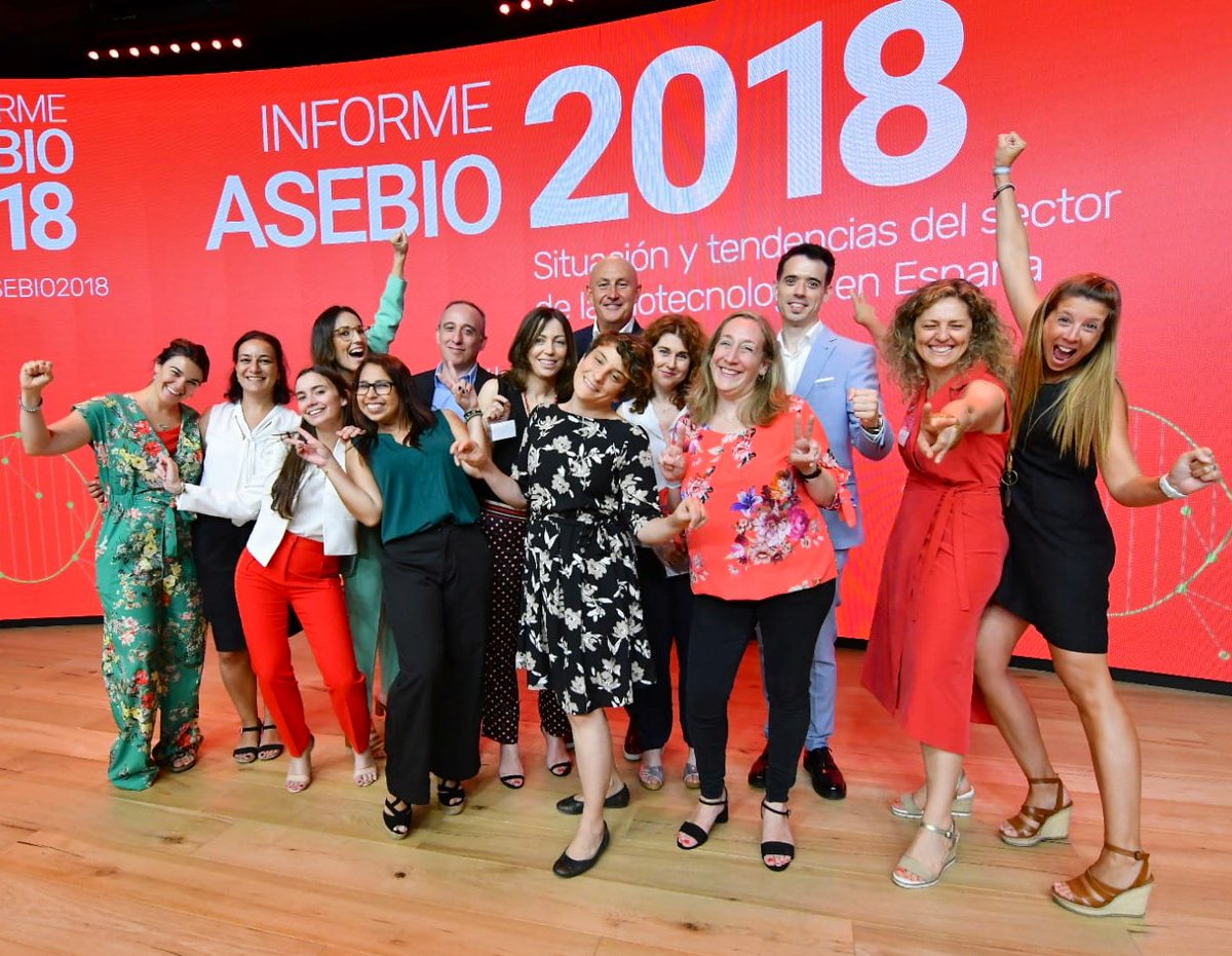 AseBio's tweet photo. ➡️ Así celebramos el equipo de @asebio el final de la presentación del #InformeASEBIO2018 🔝👏🏻🎉 ¡Gracias a todos los que lo habéis hecho posible‼️ https://t.co/BsTkxvAl3Q