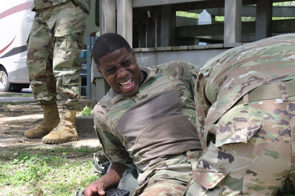 MilitaryHealth's tweet photo. Men may often feel pressure to push through pain. However this can lead to injuries that affect daily performance. @Military1Source has tips on minimizing the risk of injuries while training and how to recover:

https://t.co/ROPnAdtRRQ

#HealthyHappyStrong https://t.co/7zSTAoto6E