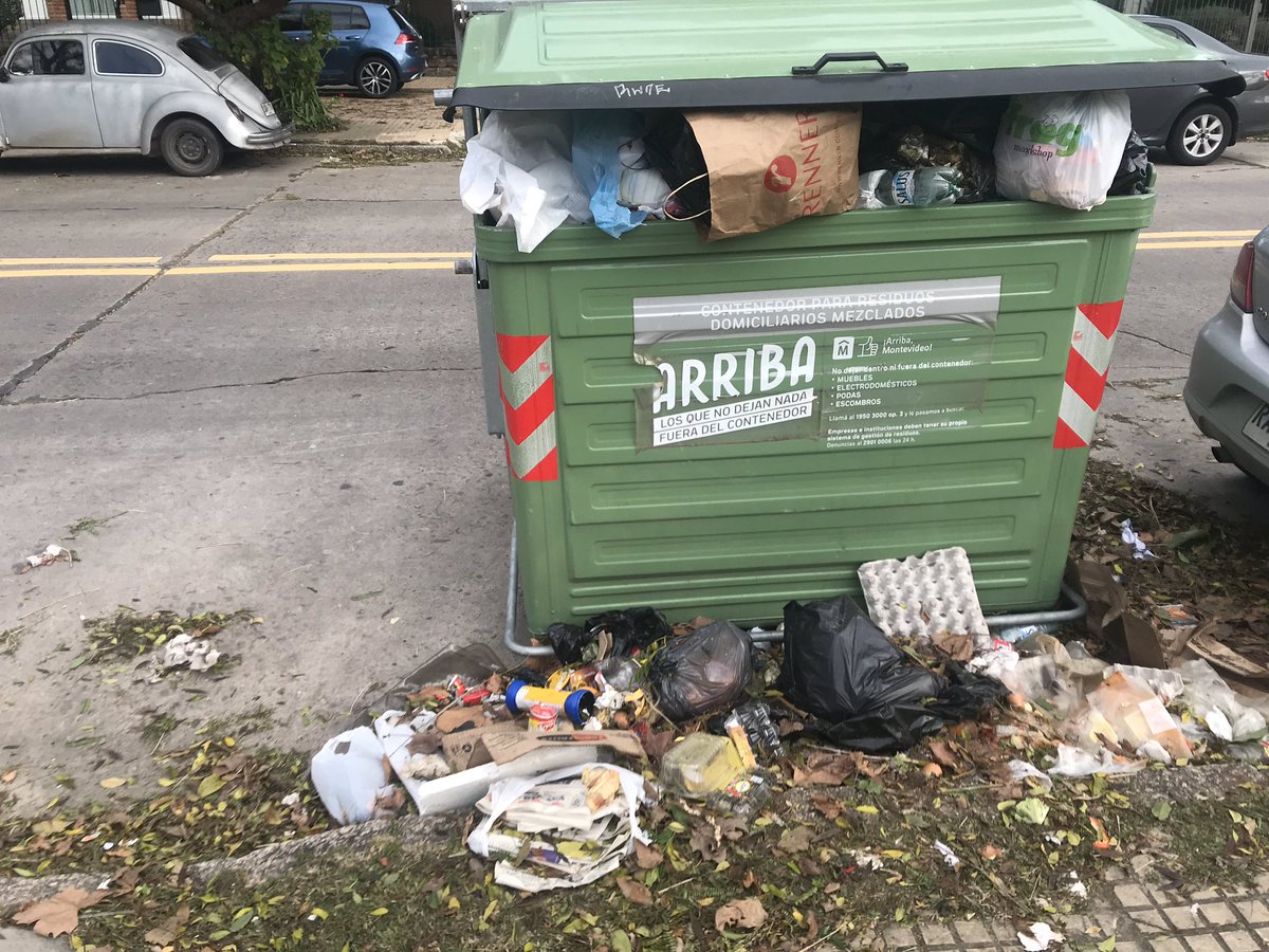 Joata_89's tweet photo. @montevideoIM Ya llevamos más de una semana así, a donde hay que llamar para que levanten la basura? General Paz entre Rivera y Caramuru https://t.co/c9vGAjIJ0B