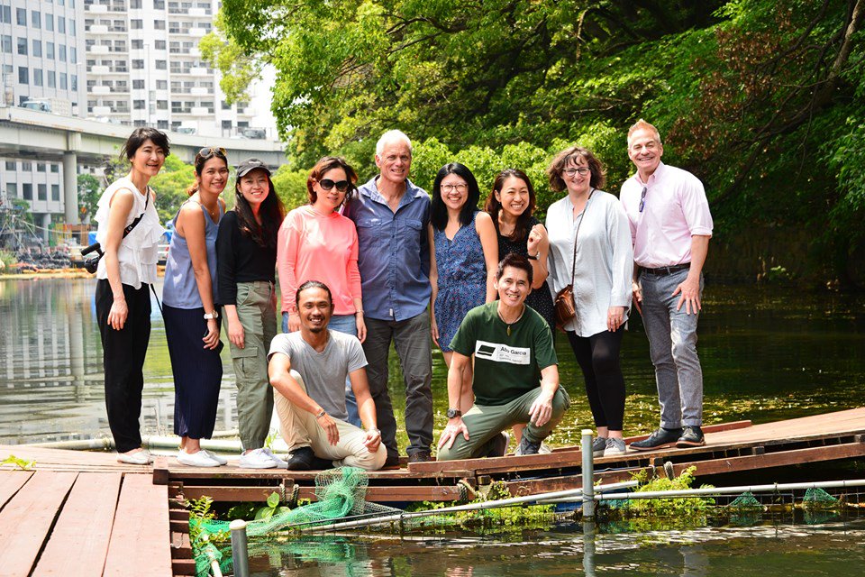 JoinDiscovery's tweet photo. Everyone hold your paddles, is that Jeremy Wade from #DarkWaters !!? Our regional media team in Tokyo had the exciting opportunity to interview Jeremy in-- wait for it-- boats. Guess you could call that an employee perk? #JoinDiscovery https://t.co/hmyAbupObK