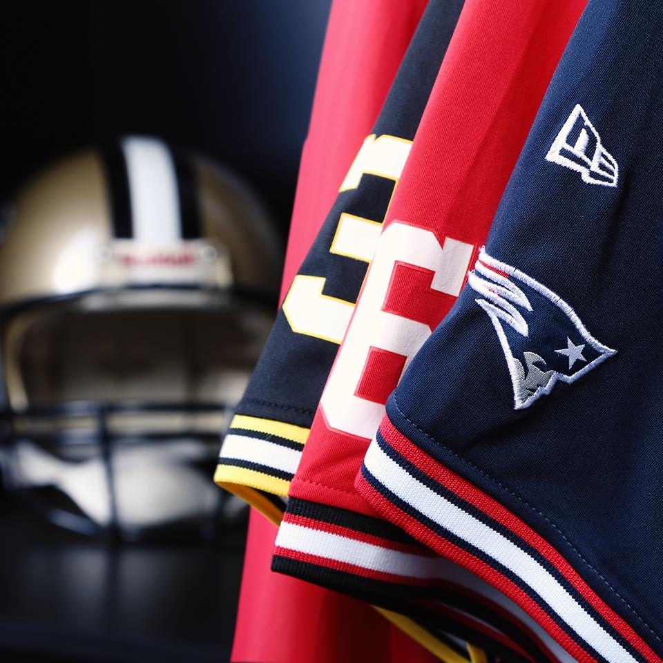 O sucesso da New Era abriu a porta de uma das ligas mais importantes dos EUA. A partir de 2012, passamos a viver intensamente a <a href="/nfl/">NFL</a>! Nada melhor do que trabalhar com uma paixão internacional, produzindo produtos de equipes famosas no planeta. 🏈👏#NewEra #NewEraBrasil #NFL