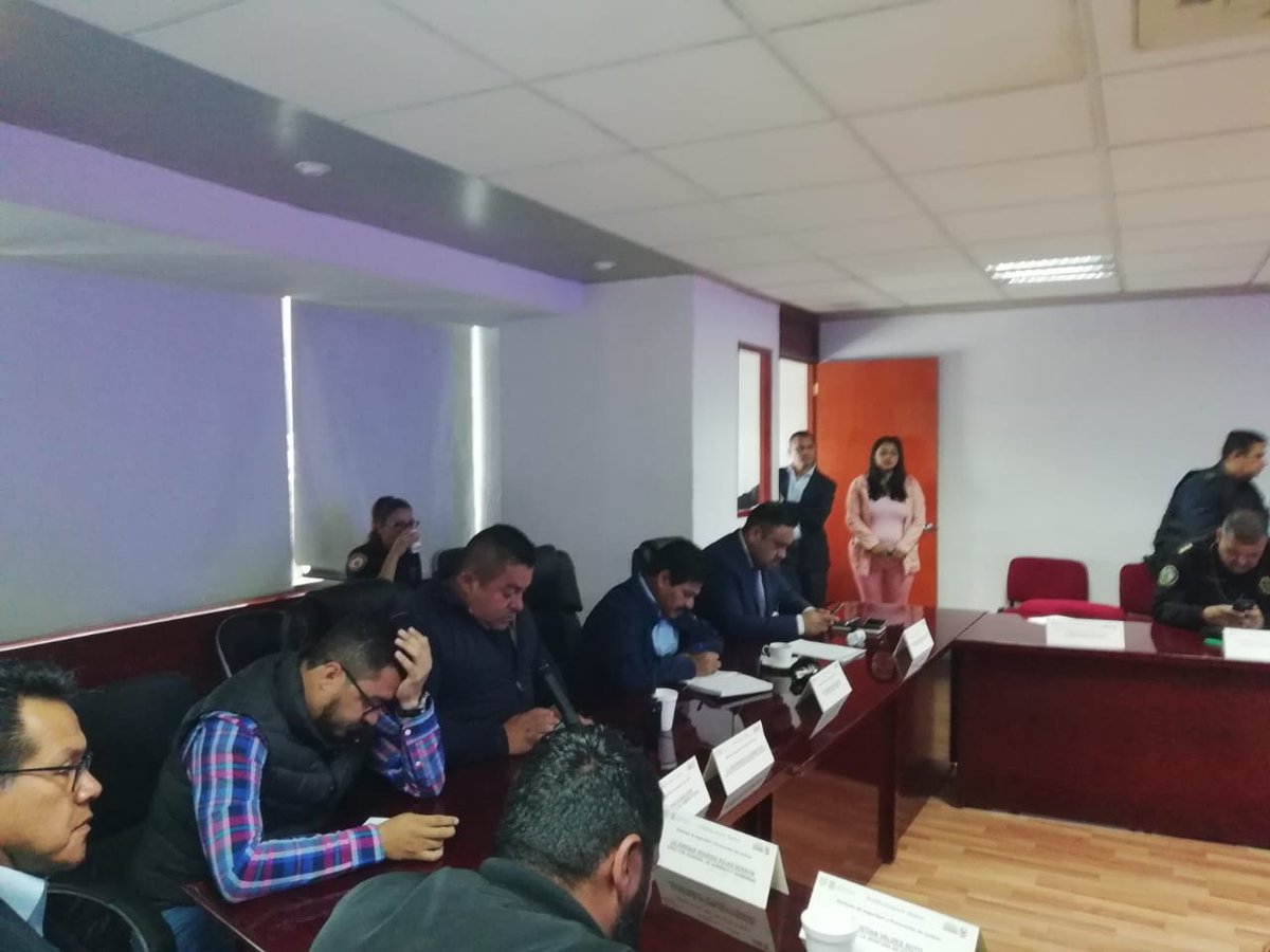 RedVecinalGAM's tweet photo. #JoséFranciscoVillagómezPulido
#redesvecinalesGAM
#transformandojuntos 
#DGSCYPCGAM
Reunión de gabinete presidida por el Dr. @fchiguil Alcalde en @TuAlcaldiaGAM Lic. José Francisco Villagómez Director General de Seguridad Ciudadana y personal de diferentes áreas de esta alcaldía. https://t.co/3BdlfBsxFK