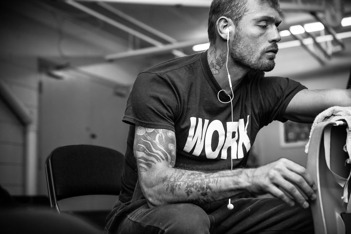 Every time I've gotta dig deep here in the studio I think of this behind the scenes shot I've got of my buddy <a href="/BrandonBrewer_/">Brandon L-JACK Brewer</a>  just before fight night.  Work ethic is something the two of us have always had in common, and when it's time to get it done, you get the frig to work.🤜