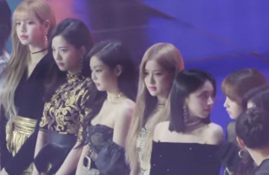 blackpinklovey1's tweet photo. ภาพนี้จริงๆแล้วไม่มีอะไรหรอก หากแต่พวกคุณ คือคนที่เลานึกถึง อยากให้มีภาพบรรยากาศแบบนี้อีก  #ChaeLisa #lisamina #minalisa #LiChaeng https://t.co/cbSx81dQZt