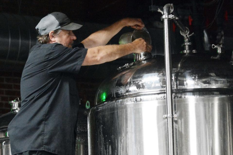 NorwichBulletin's tweet image. Customers can now get more from Norwich brewers bit.ly/2JlhaoH via @jbarryNB #CT #NorwichCT #Connecticut #Ctnews #Ctbusiness #Ctlaw #Beer #Brewery #Brewing #CraftBeer #Food #Drink @epicurebrewing @theseguysbrew