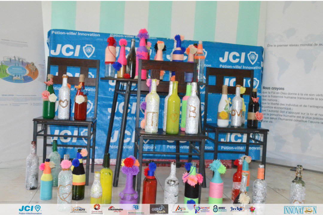 jci_pv's tweet photo. Nous avons réalisé un atelier de décoration artistique le samedi 22 juin avec des bouteilles recyclées. Il s'agit d'offrir aux 25 participants l'opportunité de créer des revenus supplémentaires et d'encourager le #recyclage. https://t.co/4q4Gj8kMUn #recycling #Entrepreneurship https://t.co/xaoau4DsJB