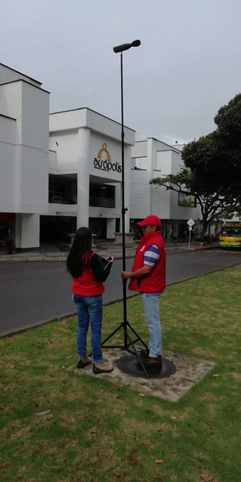ADN_Bucaramanga's tweet photo. #DíaSinCarro Funcionarios del Grupo de Calidad del Aire del Área Metropolitana de Bucaramanga (AMB) realizan mediciones de ruido y emisiones de los vehículos en siete puntos de #Bucaramanga. Estas mismas mediciones se hicieron ayer para hacer un comparativo con y sin restricción. https://t.co/CuC3OQzE3Z