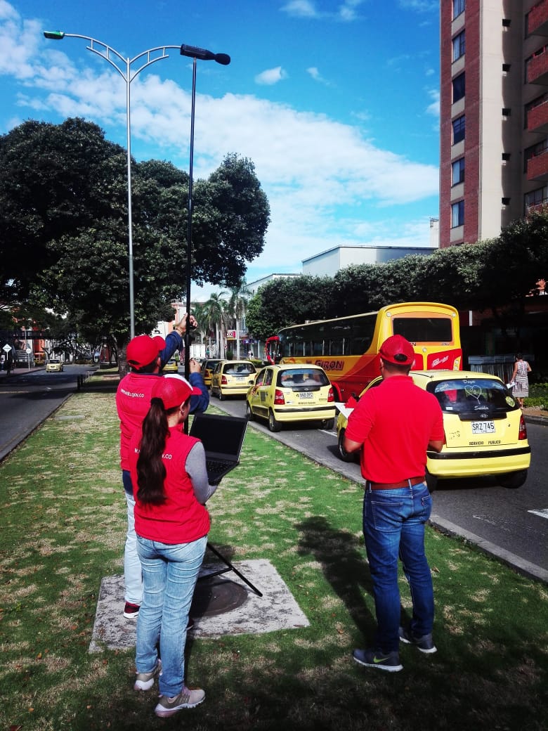 ADN_Bucaramanga's tweet photo. #DíaSinCarro Funcionarios del Grupo de Calidad del Aire del Área Metropolitana de Bucaramanga (AMB) realizan mediciones de ruido y emisiones de los vehículos en siete puntos de #Bucaramanga. Estas mismas mediciones se hicieron ayer para hacer un comparativo con y sin restricción. https://t.co/CuC3OQzE3Z
