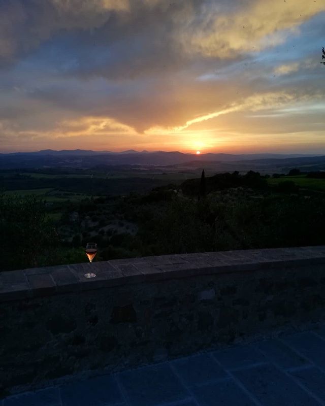 One of my favourite summer rituals: #aperoclock and #sunsetwatching from #santangeloincolle.

#aperitivotime #valdorcia #mytinyatlas #igerssiena ift.tt/2Yf8IgO