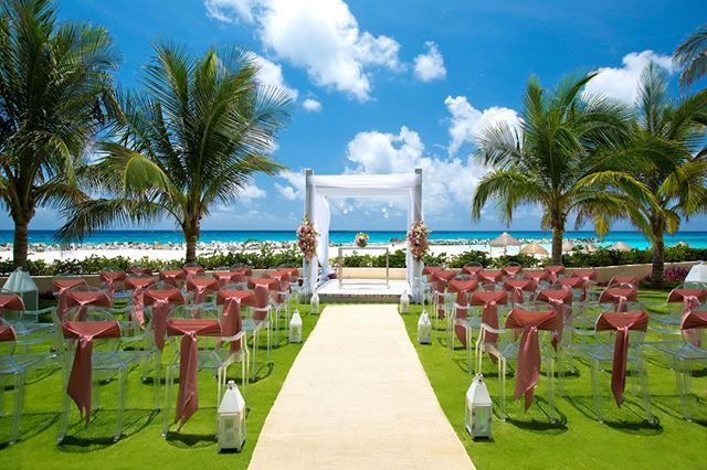 Thinking about planning a destination wedding? Isn't this backdrop amazing and perfect for your big day? ift.tt/2LlnLSu
