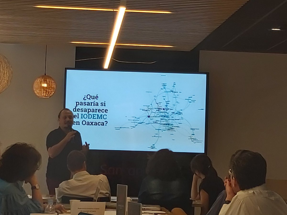 alarranz's tweet image. Esta mañana hemos participado desde la @ComunidadMadrid, con mucho gusto y con much@s amig@s, en el taller de construcción de ecosistemas de #innovacion del @MIT #MITdLab &amp;amp; @Universia, que se en #SantanderWorkCafe 👍🏻. Mañana más
