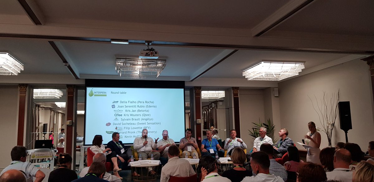 varlet_pierre's tweet photo. "Le monde est grand mais tient sur cette estrade" dixit Fleur Masson au sujet de la table ronde sur les stratégies commerciales de poires #interpera2019 https://t.co/pkrycHEkcX