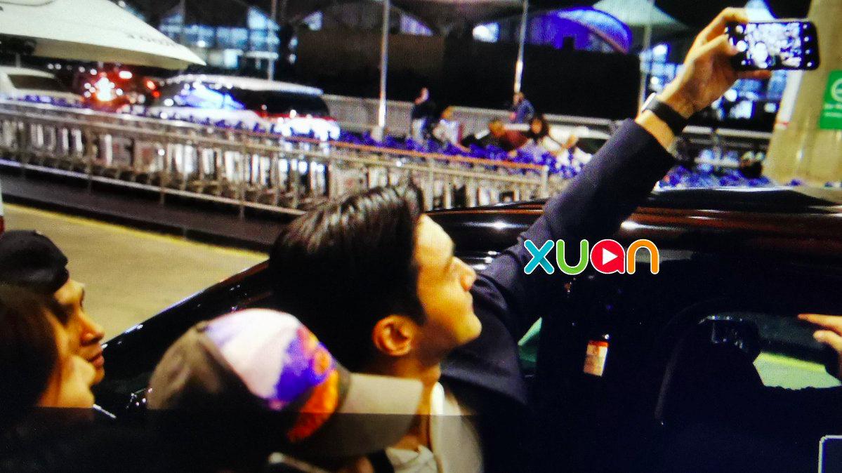 WeLoveChoiSiwon's tweet photo. 190626 - Siwon arriving in Malaysia and taking a photo with fans waiting at the airport. Always the sweetest. 🥰 #Siwon @siwonchoi [FOLLOWINGXUAN] https://t.co/1dJKoMQC0B