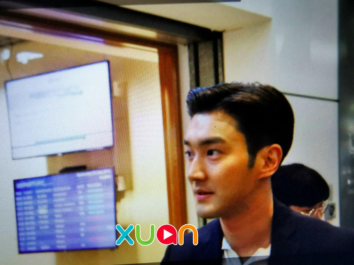 WeLoveChoiSiwon's tweet photo. 190626 - Siwon arriving in Malaysia and taking a photo with fans waiting at the airport. Always the sweetest. 🥰 #Siwon @siwonchoi [FOLLOWINGXUAN] https://t.co/1dJKoMQC0B