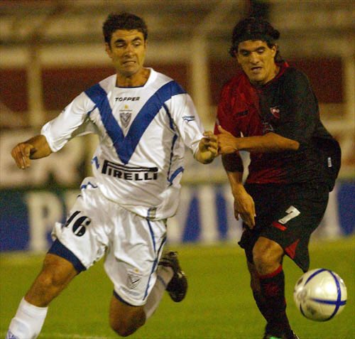 MemesVelez's tweet photo. ¿Como hacías para pasar a la defensa del Vélez campeón 2005 sin sangrar? https://t.co/tG7wFJUxMQ