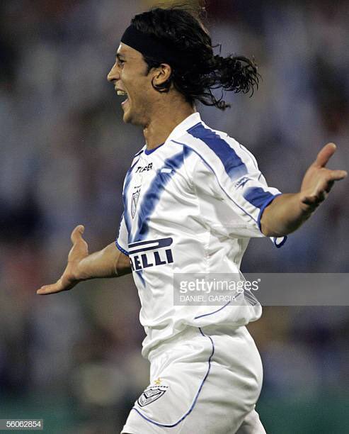 MemesVelez's tweet photo. ¿Como hacías para pasar a la defensa del Vélez campeón 2005 sin sangrar? https://t.co/tG7wFJUxMQ