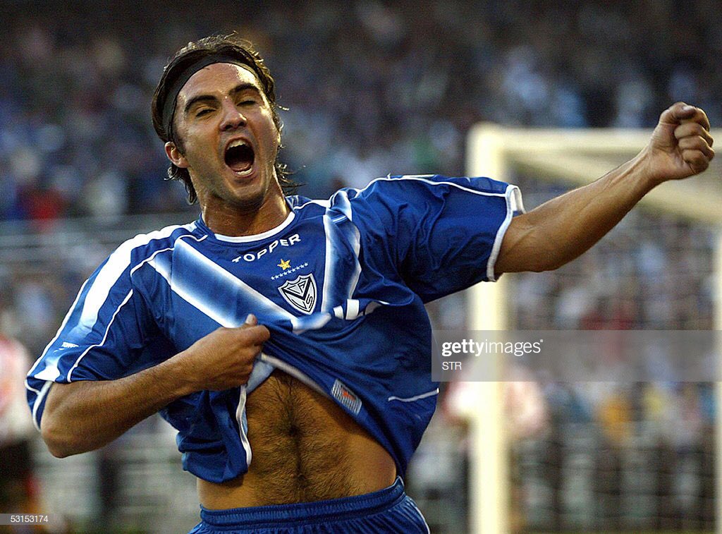 MemesVelez's tweet photo. ¿Como hacías para pasar a la defensa del Vélez campeón 2005 sin sangrar? https://t.co/tG7wFJUxMQ