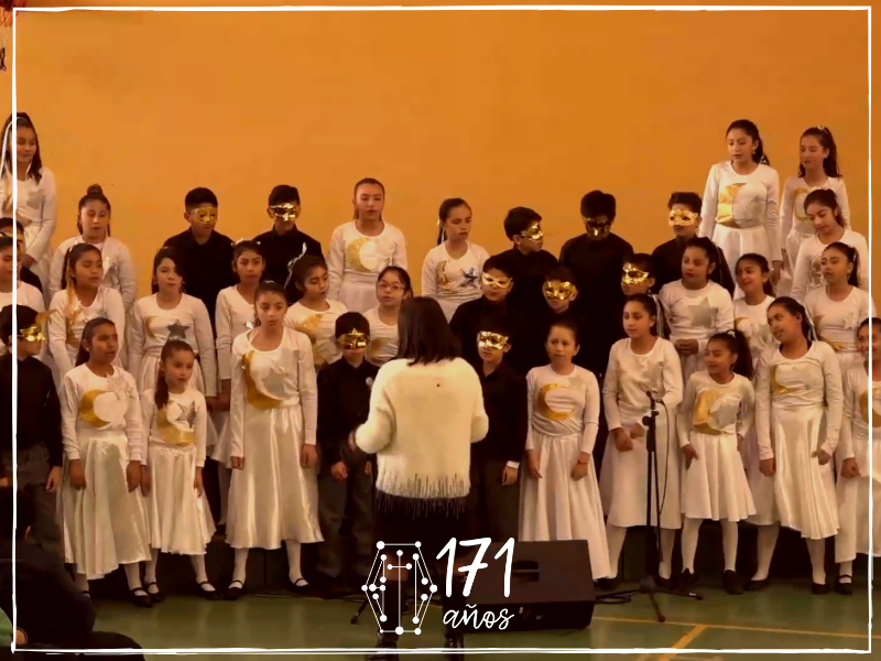 colegio_sc's tweet photo. 🌟[FESTIVAL] ¡Acabamos de vivir la primera función del Festival Seminarista A La Sombra Del Sol! Conocimos a través del tiempo y el espacio las distintas interpretaciones del eclipse. Estamos orgullosos de nuestra comunidad seminarista, nos brindaron un espectáculo maravilloso! https://t.co/RkNxylzGCa