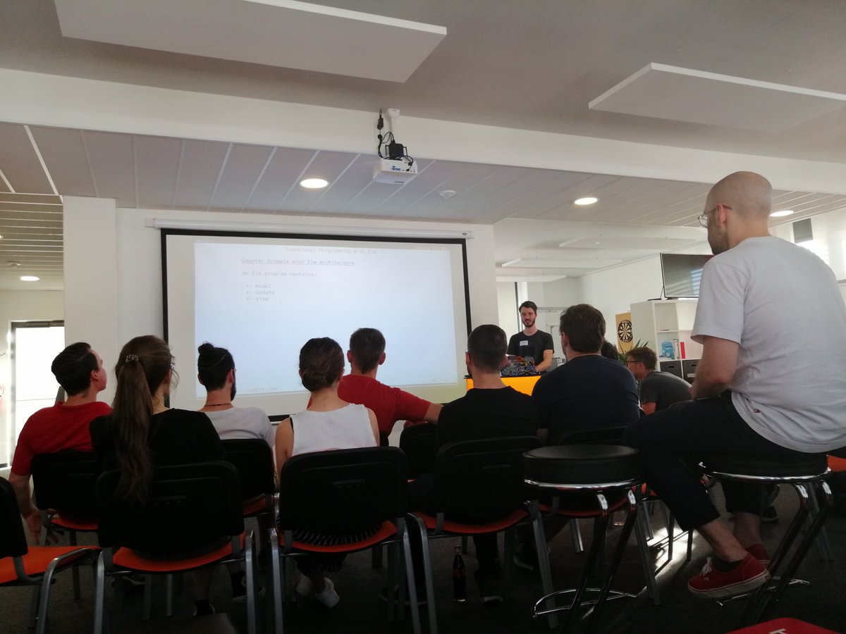 jambit's tweet image. Bei unserem jambit #Meetup über #funktionaleProgrammierung in Stuttgart zeigten uns Andreas und André gestern die Besonderheiten von #Elm und wie funktionale Projekte mit #Java und #Spring möglich sind. Vielen Dank an unsere Gäste fürs vorbeikommen!