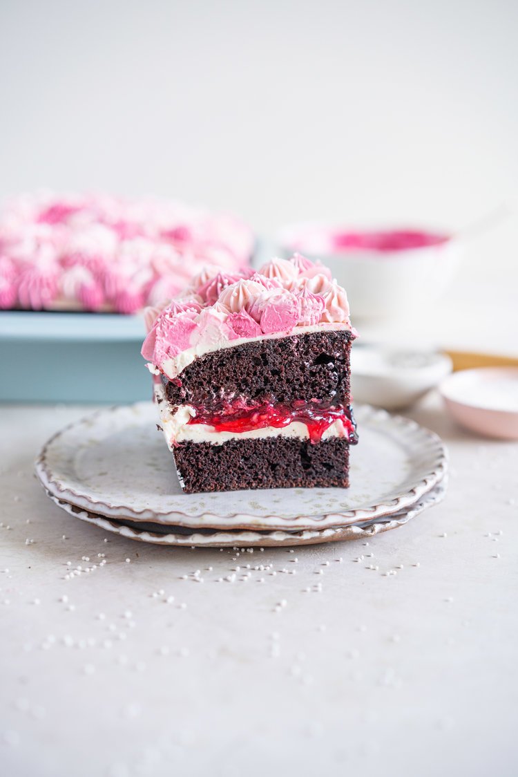 WiltonCakes's tweet photo. Don't you just love how these pink Swiss meringue buttercream decorations pop on the #TexturraBakeware square pan?😍 Get the recipe for @cloudy_kitchen's one bowl chocolate sheet cake w/ mixed berry filling here: https://t.co/my1Ejfj9e2 #wiltoncakes https://t.co/c1o4pwm8S9