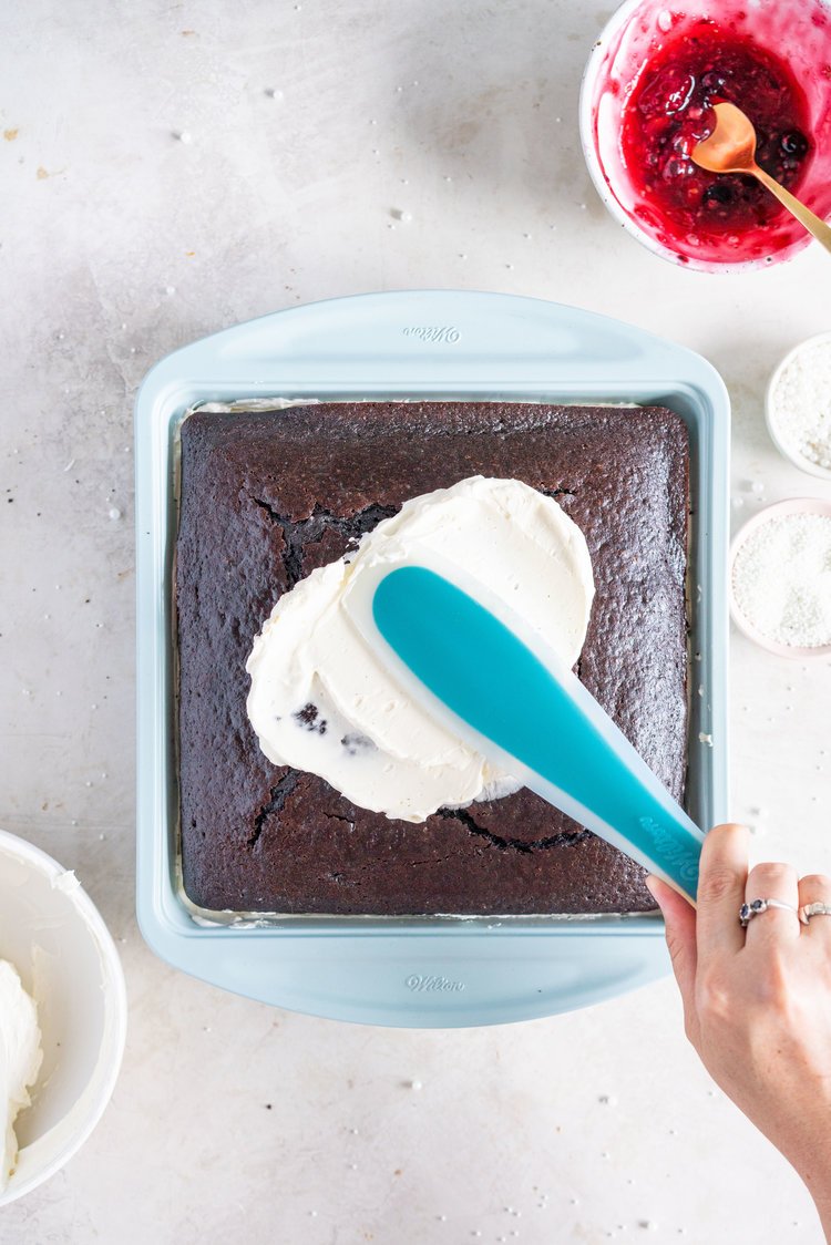 WiltonCakes's tweet photo. Don't you just love how these pink Swiss meringue buttercream decorations pop on the #TexturraBakeware square pan?😍 Get the recipe for @cloudy_kitchen's one bowl chocolate sheet cake w/ mixed berry filling here: https://t.co/my1Ejfj9e2 #wiltoncakes https://t.co/c1o4pwm8S9