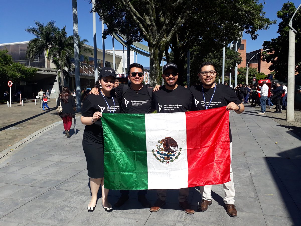 Hoy nos manifestamos en la Plaza Mayor de Medellín en el marco de la Asamblea de la @OEA_oficial pidiendo democracia y libertad para los pueblos latinoamericanos. 
#juventudydemocracia #Nicaragua #VenezuelaLibre #Bolivia #Mexico