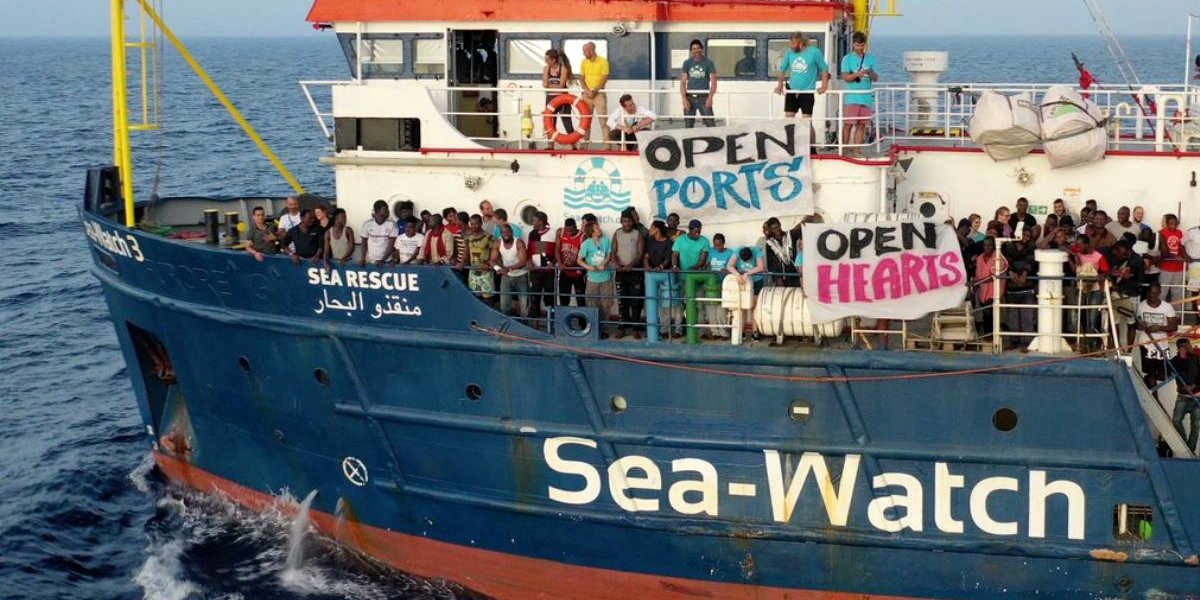 DinamoPress's tweet photo. La decisione della capitana della Sea Watch di entrare nonostante i divieti e la sentenza della Corte europea nel porto di Lampedusa è un atto di disobbedienza coraggioso. Dalle città, si preparano iniziative di sostegno https://t.co/KV1fIYubI5 https://t.co/oFt1X4s9Ow