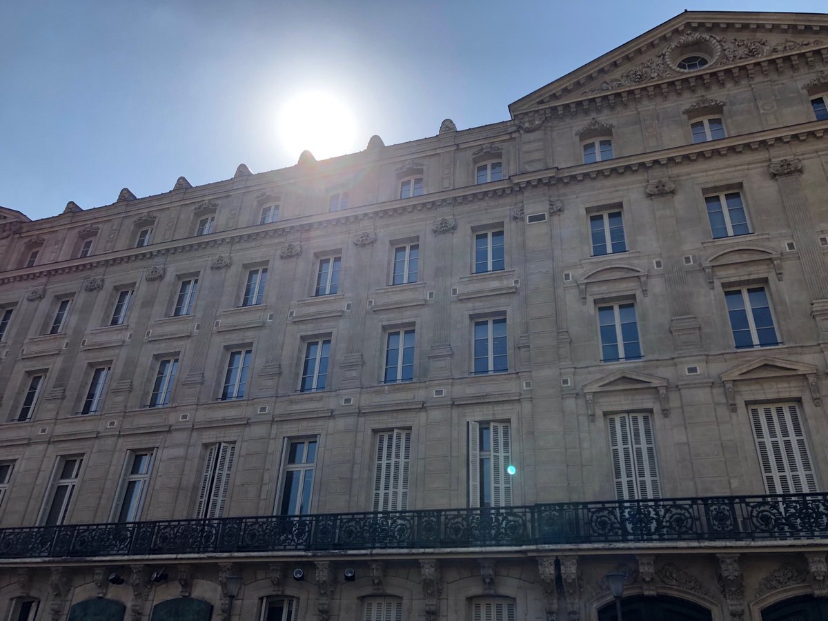 timensor1's tweet photo. Just arrived in Paris and can confirm: it’s Hot! Wow! https://t.co/pmKm0m8NaE