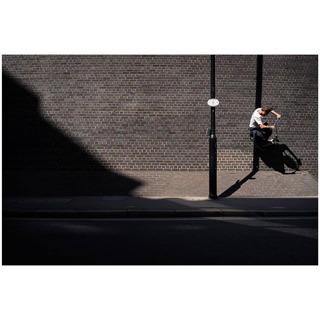 Scooter tricks #streetphotography #streetdreamsmag #lensculture #london #museumoflondon #scooter #stunts #facebrick #lightandshadow #protectyourhighlights #embraceyourshadows #sonya7iii #zeiss55mm18 #lightroommobile #instagram ift.tt/2XeYgJW