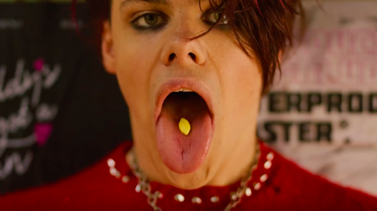 Las_Bandas's tweet photo. Tighty Whitey wearing YUNGBLUD has some advice for "Parents" in his latest video by Miles and AJ - *|https://t.co/oXVeHSHONK|* https://t.co/aw4E1cOh6p