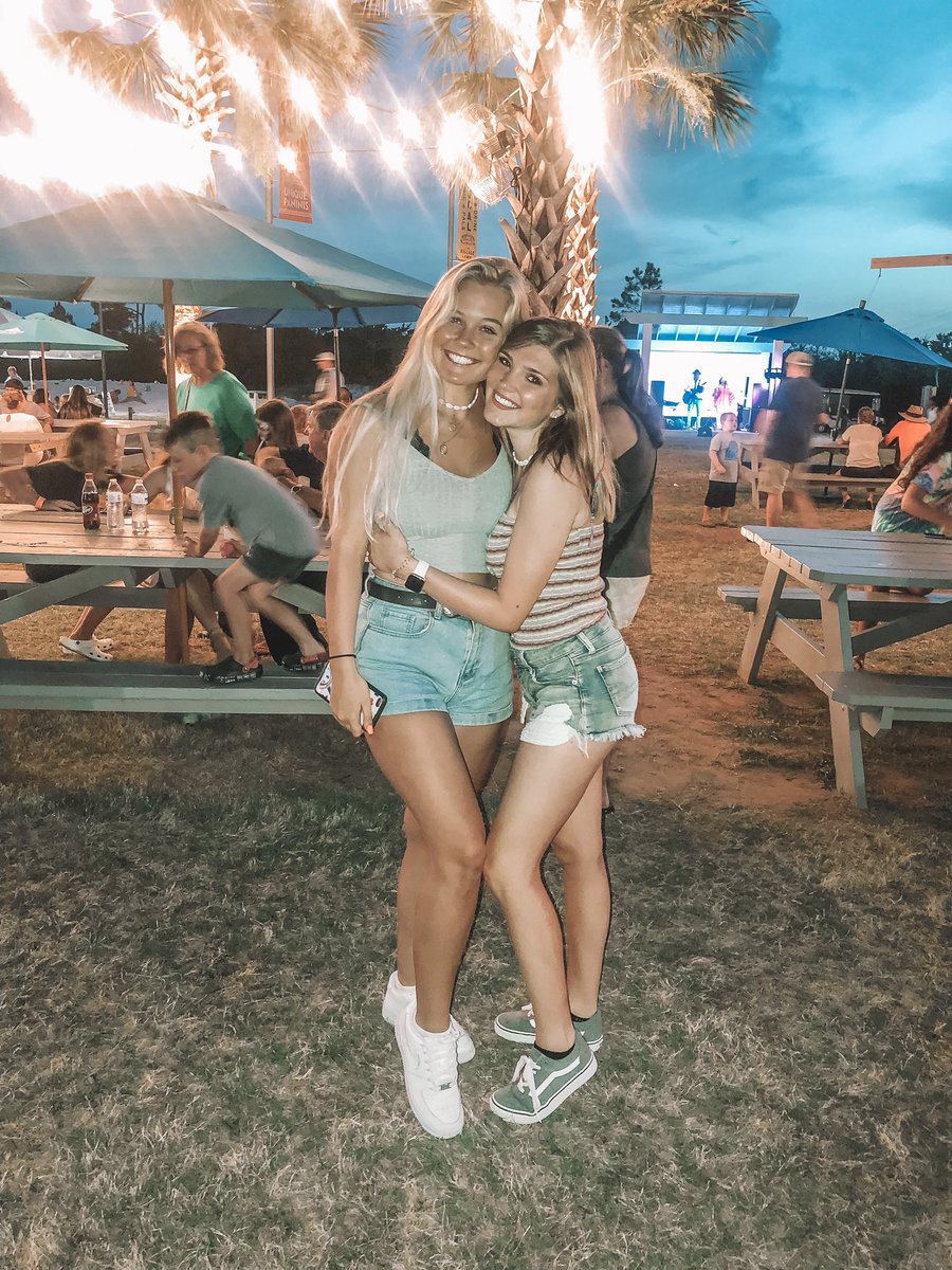 BrookeBernhard's tweet photo. you know what sucks ? having a long distance friendship with your BEST FRIEND. period. https://t.co/Ntj3hwVI8F