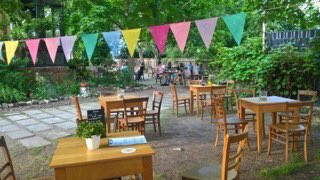 sarahboeckmd's tweet photo. Wir sind gut in die Biergartensaison gestartet und freuen uns auch heute wieder, euch ab 15 Uhr auf unserem Sonnendeck begrüßen zu dürfen. Cheers 🍻

Für Reservierungen und andere Anfragen zum Biergarten meldet euch telefonisch direkt bei Steve: 0152 343 735 78 https://t.co/USImRzciZa