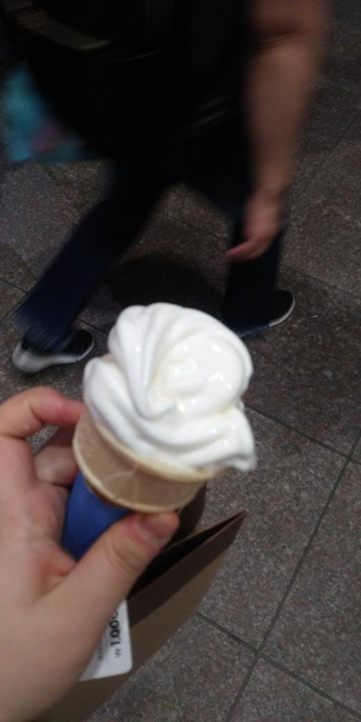 요즘 롯데리아 소프트콘은 납작하게 나오나봐요..ㅎ