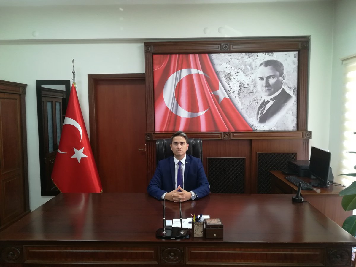 T.C. Alaplı Kaymakamlığı (@alaplikaymakam) on Twitter photo İlçemiz Kaymakamı Saim ESKİOĞLU'nun res'en emekli olması nedeniyle yerine İçişleri Bakanlığı'nın 30.05.2019 sayılı Olur'u ile İlçemiz Kaymakam Vekili olarak Emirhan ARIKAN (<a href="/emirhanarikan/">Emirhan Arıkan</a>) atanmış olup, 15.06.2019 tarihinde İlçemizdeki görevine başlamıştır. İlçemiz Kaymakamı Saim ESKİOĞLU'nun res'en emekli olması nedeniyle yerine İçişleri Bakanlığı'nın 30.05.2019 sayılı Olur'u ile İlçemiz Kaymakam Vekili olarak Emirhan ARIKAN (<a href="/emirhanarikan/">Emirhan Arıkan</a>) atanmış olup, 15.06.2019 tarihinde İlçemizdeki görevine başlamıştır.
