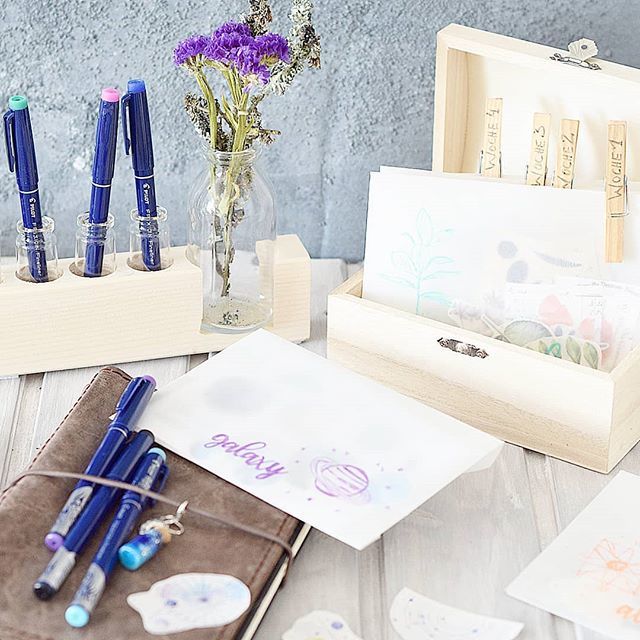 DailyDreamery's tweet photo. HAPPY MAIL TREASURES .

WERBUNG / AD für @pilot_pen_deutschland .

All meine hübschen kleinen Sticker und andere kleine Fitzelchen haben nun eine tolle Aufbewahrung. Ich habe Briefumschläge mit meinem Lieblingsthemen gemacht und belettert und mit den Fri… https://t.co/VmG2gSgX4P https://t.co/BghZSaWak7