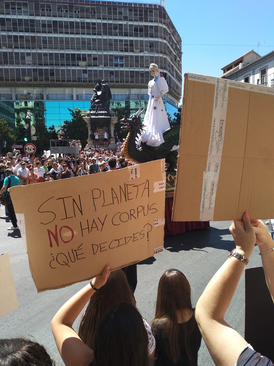 FFFGranada's tweet photo. Hoy nos hemos manifestado en la festividad regional de La Tarasca en #Granada porque 《SIN PLANETA NO HAY CORPUS》🌍🔥

¡Por unas fiestas dónde se prohiba el plástico de primer uso y donde se fomente un consumo sostenible!

#FridaysForFuture #ClimateEmergency #EmergenciaClimática https://t.co/G3UT5vTpkD