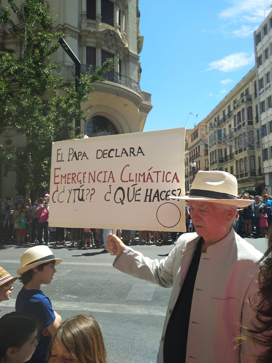FFFGranada's tweet photo. Hoy nos hemos manifestado en la festividad regional de La Tarasca en #Granada porque 《SIN PLANETA NO HAY CORPUS》🌍🔥

¡Por unas fiestas dónde se prohiba el plástico de primer uso y donde se fomente un consumo sostenible!

#FridaysForFuture #ClimateEmergency #EmergenciaClimática https://t.co/G3UT5vTpkD