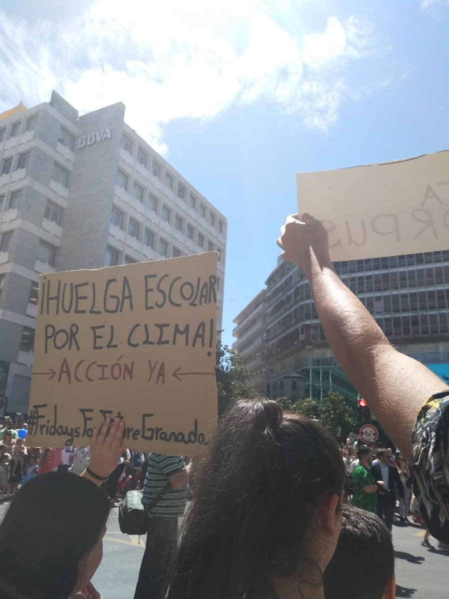 FFFGranada's tweet photo. Hoy nos hemos manifestado en la festividad regional de La Tarasca en #Granada porque 《SIN PLANETA NO HAY CORPUS》🌍🔥

¡Por unas fiestas dónde se prohiba el plástico de primer uso y donde se fomente un consumo sostenible!

#FridaysForFuture #ClimateEmergency #EmergenciaClimática https://t.co/G3UT5vTpkD