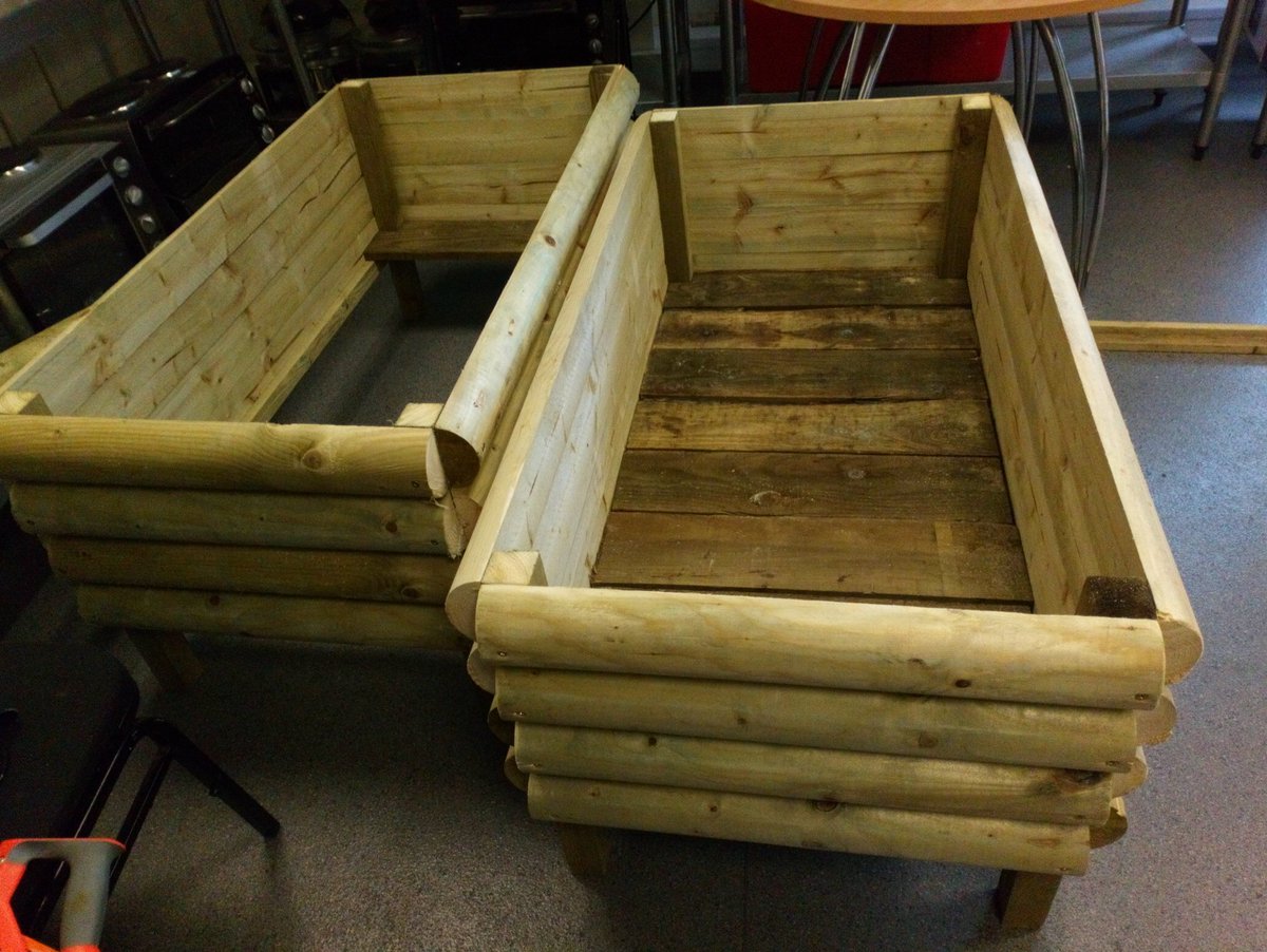 MensShedsCymru's tweet photo. Great! The smell of sawdust @GGCARCT Gilfach Goch #menssheds group this morning. And a nice couple of planters to show for it. Nice one guys https://t.co/oLxysInHkZ