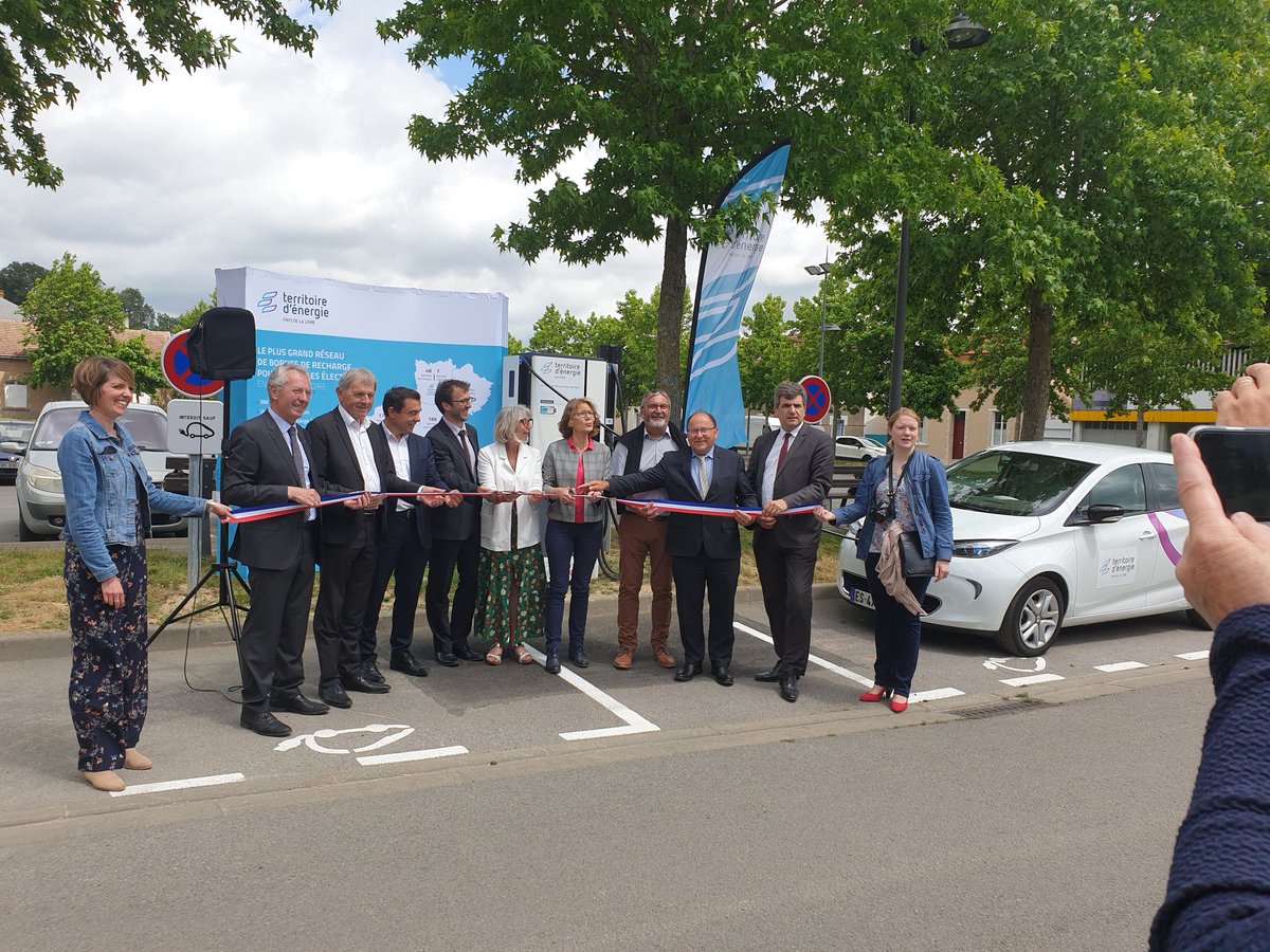 Les Présidents des syndicats d'énergie Territoire d'énergie Pays de la Loire inaugurent la borne de recharge rapide pour #véhiculesélectriques de Craon.
#mobilitérégionale
@te_Mayenne <a href="/Sieml49/">Siéml</a> <a href="/SydelaEnergie44/">SYDELA ENERGIE 44</a> @SyDEV_85 <a href="/sarthefr/">Département de la Sarthe</a> <a href="/paysdelaloire/">Pays de la Loire</a>
