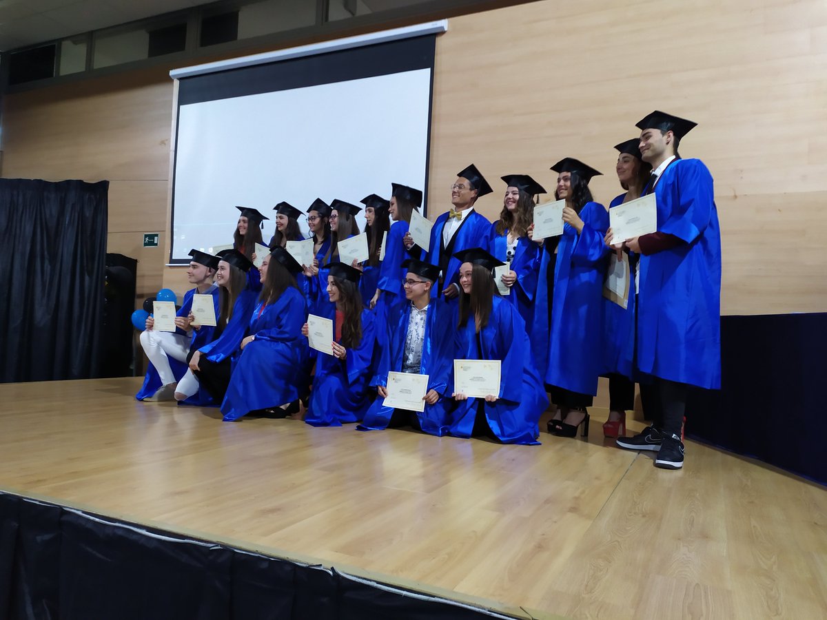 InsGali's tweet photo. 2) Festa de graduació de 2n de Batxillerat https://t.co/9JR5UWKk5t