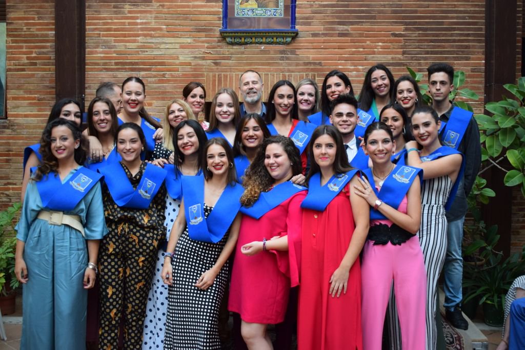 CES_RMISEVILLA's tweet photo. #GraduacionesRMI19 Alumn@s de #2APSD, enhorabuena 😍 a tod@s, sois especiales y vuestra evolución en estos dos años ha sido increíble. Contagiad esa energía y alegría allá donde vayáis, porque #NoTodosLosDiasSonBuenos
#SiempreHayAlgoBuenoEnTodosLosDias #TeAtreves https://t.co/q2E609Jkwe
