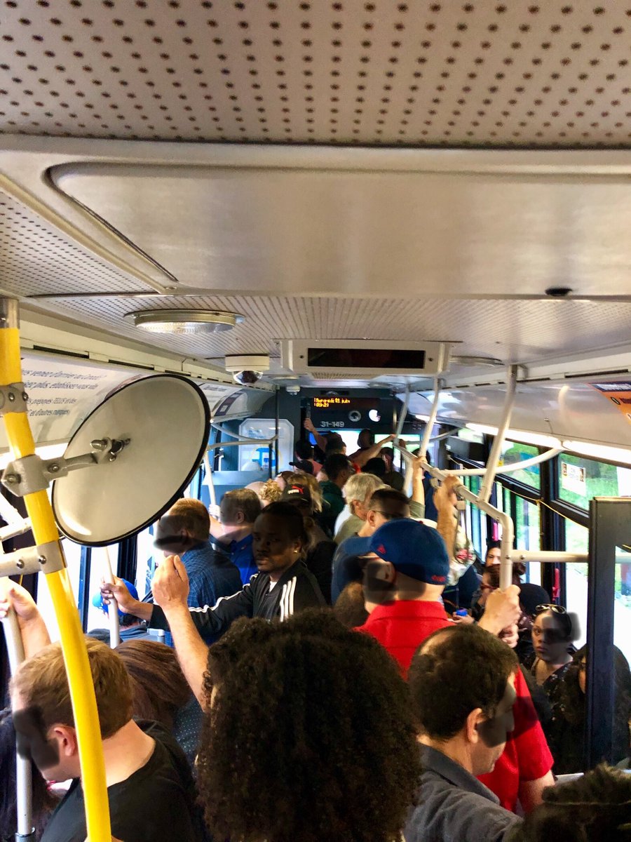marilynedesroc2's tweet photo. C’est normal STM un bus plein à craquer à 06:20 du matin 132 Viau sud. Bein oui c’est ce qui arrive quand on décide d’en enlever un de la route #classesardine. Prenez les transports en commun qu’ils disent. Bravo champions https://t.co/m4Eg7D899X