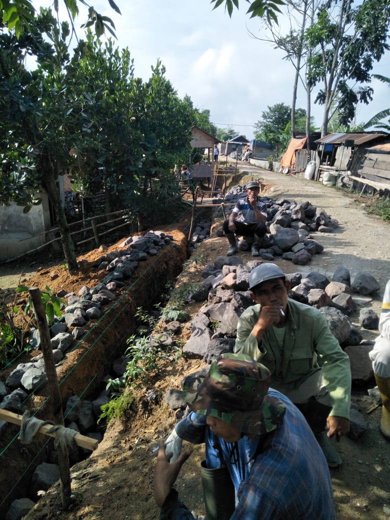 ElmisarSt's tweet photo. monitoring kegiatan fisik tempok penahan tanah + pelebaran jalan desa tanjung kec hamparan rawang
#bhaktipendampingdesa
#manfaatdanadesa 
@TPPI_JAMBI 
@tppisungaipenuh https://t.co/RC1r6xNYwT