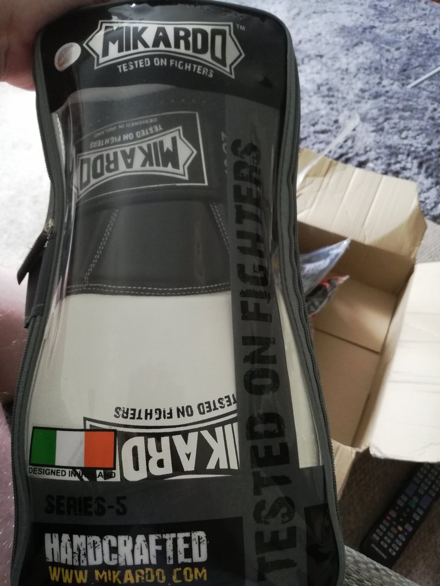 Daz5253's tweet photo. @MikardoIreland  thank you so much for my new gloves and wraps absolutely buzzing about trying them in the gym https://t.co/7IohP9sEuk
