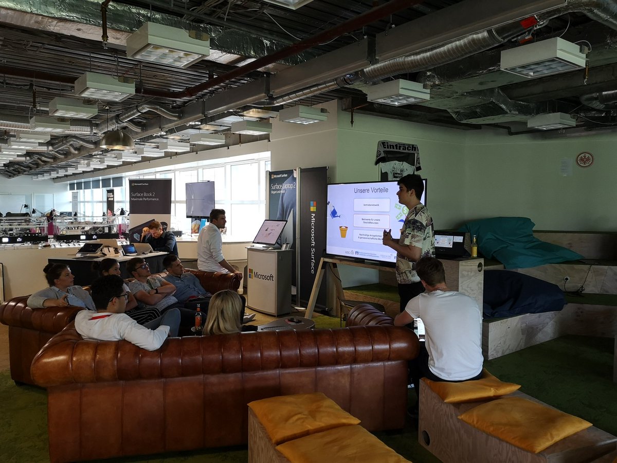 blicklog's tweet photo. In 45 Minuten beginnen die Pitches für den 6. #genohackathon Hier wird noch fleißig geübt. https://t.co/V6BvLNH0nD