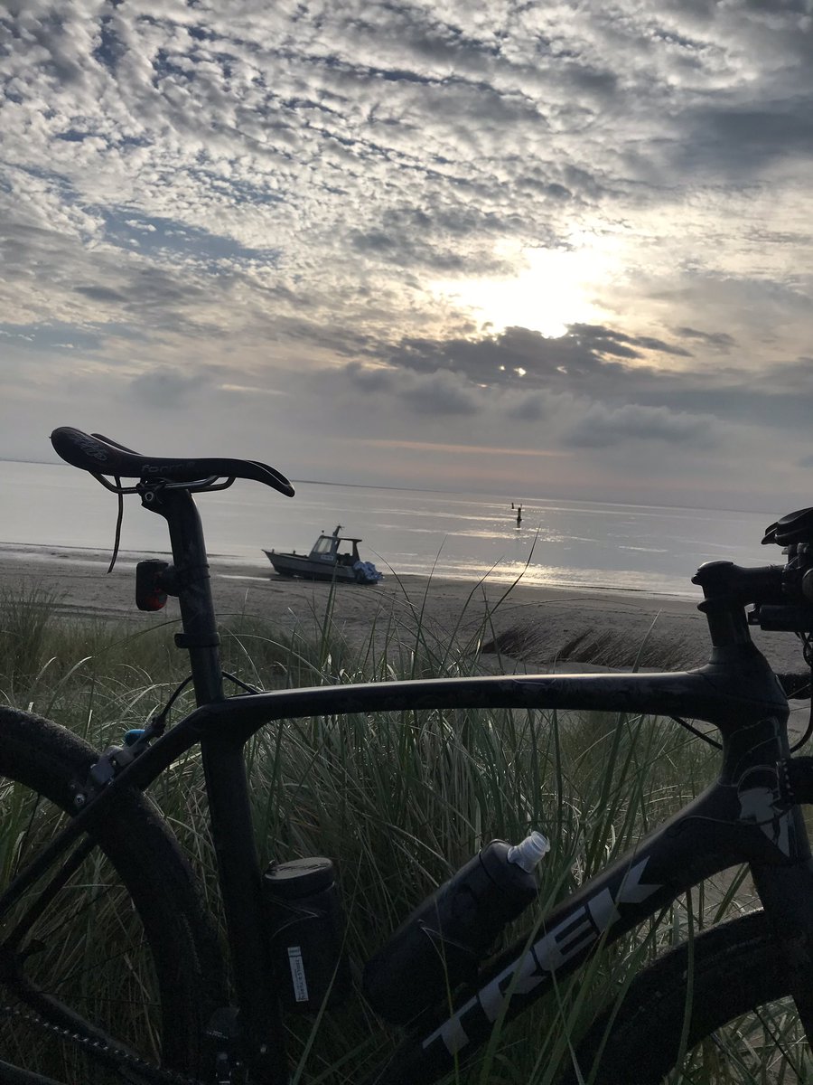 SuperSundaytx's tweet photo. @JetseBol @BH_Bikes @BurgosBH Aan de Texelse kust waar me fiets ook lekker rust 👍🏻 https://t.co/uAYViZeM24